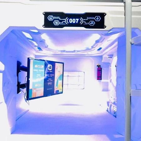 Met A Space Pod At Arab Street Singapore Buitenkant foto