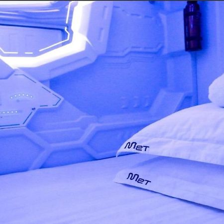 Met A Space Pod At Arab Street Singapore Buitenkant foto