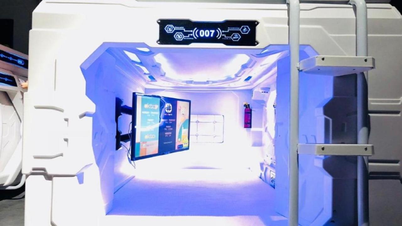 Met A Space Pod At Arab Street Singapore Buitenkant foto