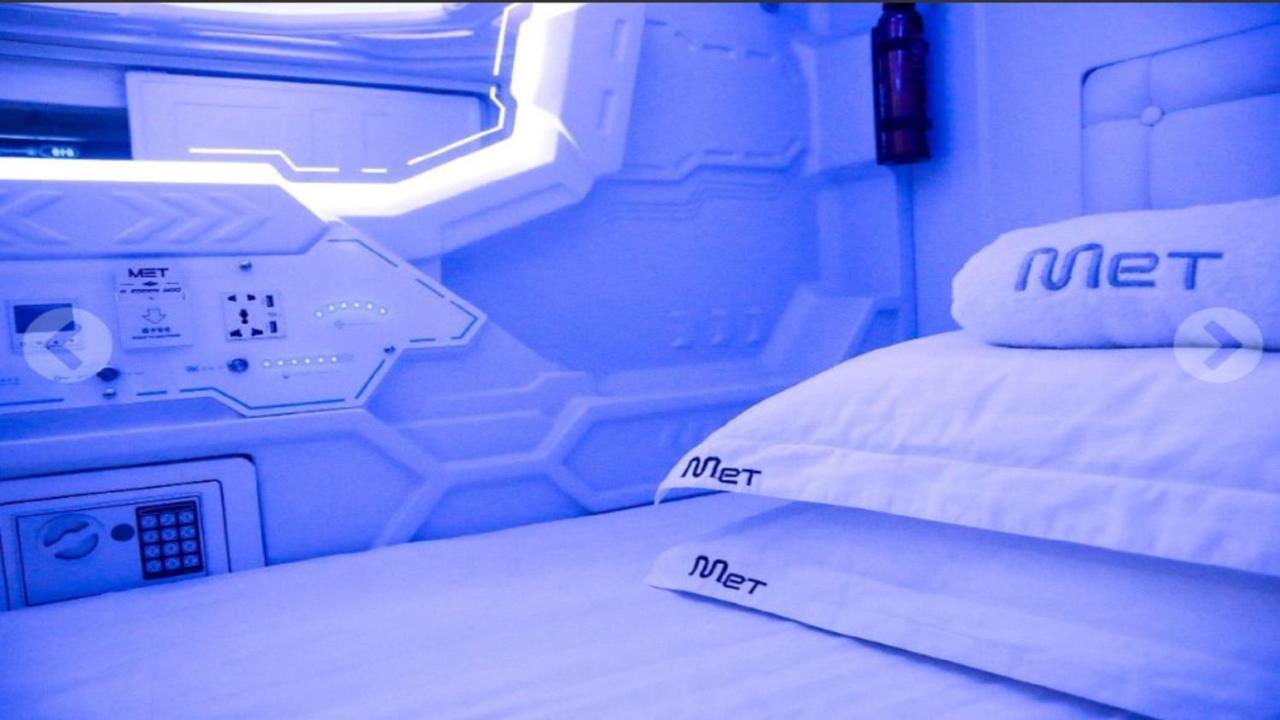 Met A Space Pod At Arab Street Singapore Buitenkant foto