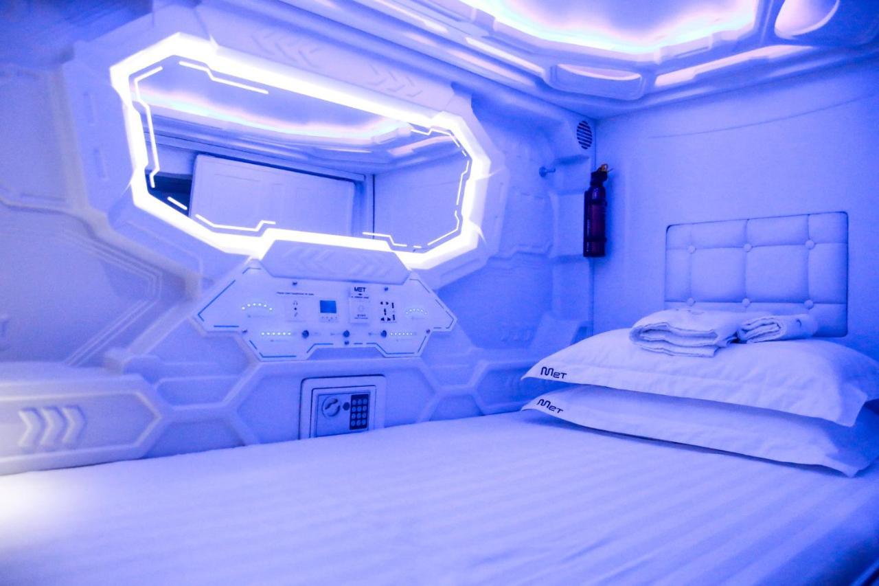 Met A Space Pod At Arab Street Singapore Buitenkant foto