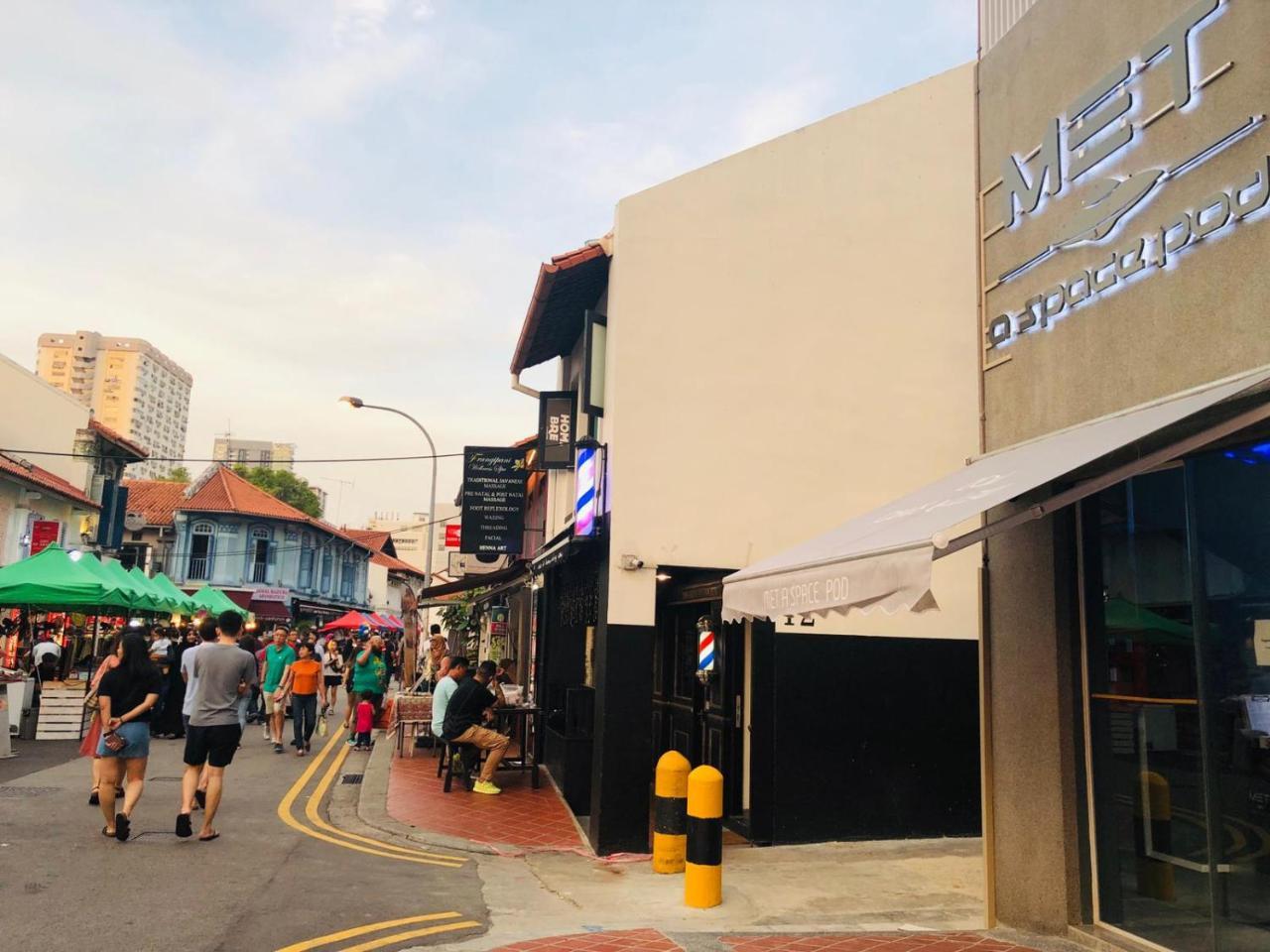 Met A Space Pod At Arab Street Singapore Buitenkant foto
