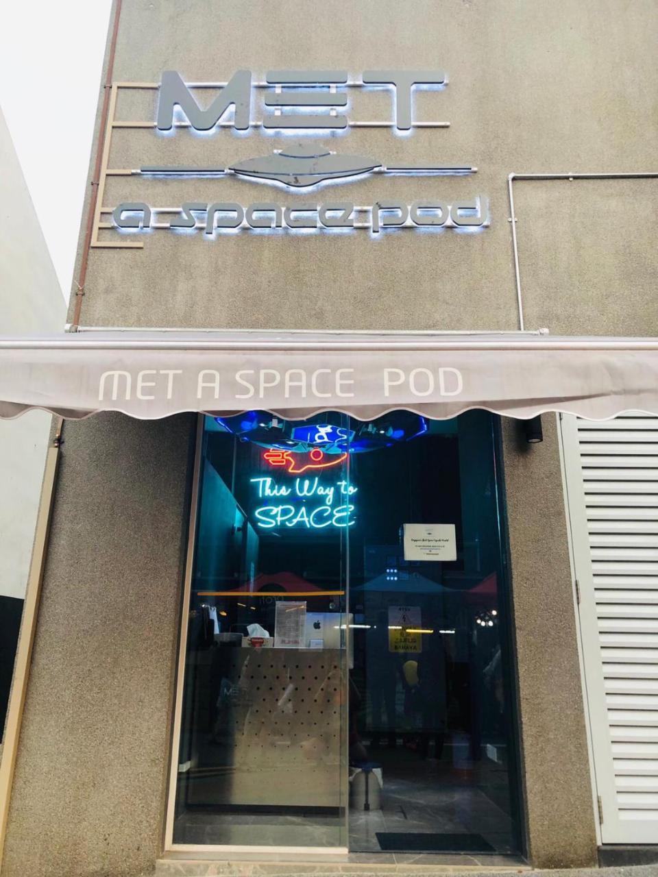 Met A Space Pod At Arab Street Singapore Buitenkant foto