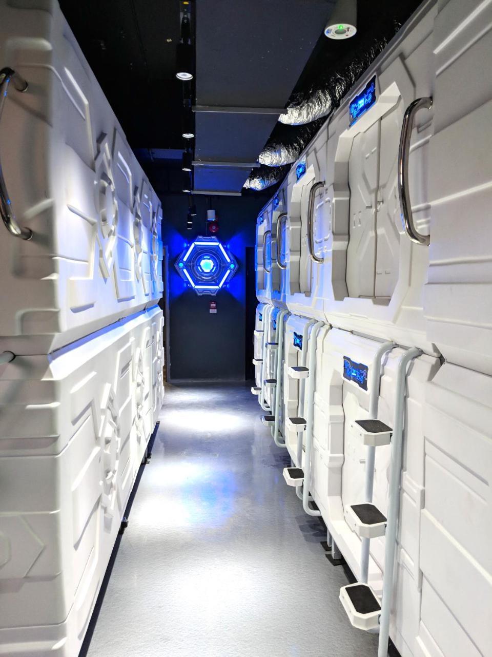 Met A Space Pod At Arab Street Singapore Buitenkant foto