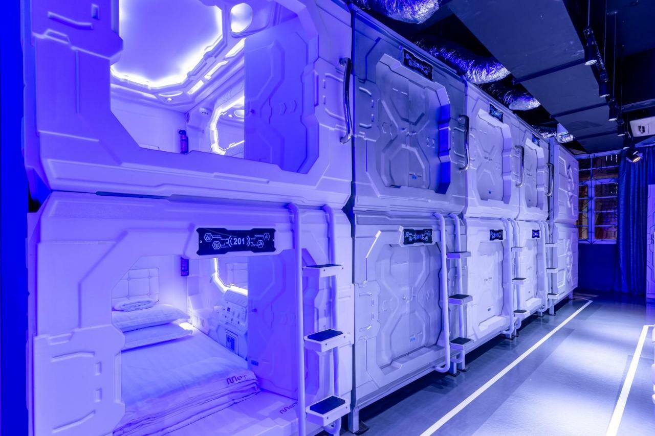 Met A Space Pod At Arab Street Singapore Buitenkant foto