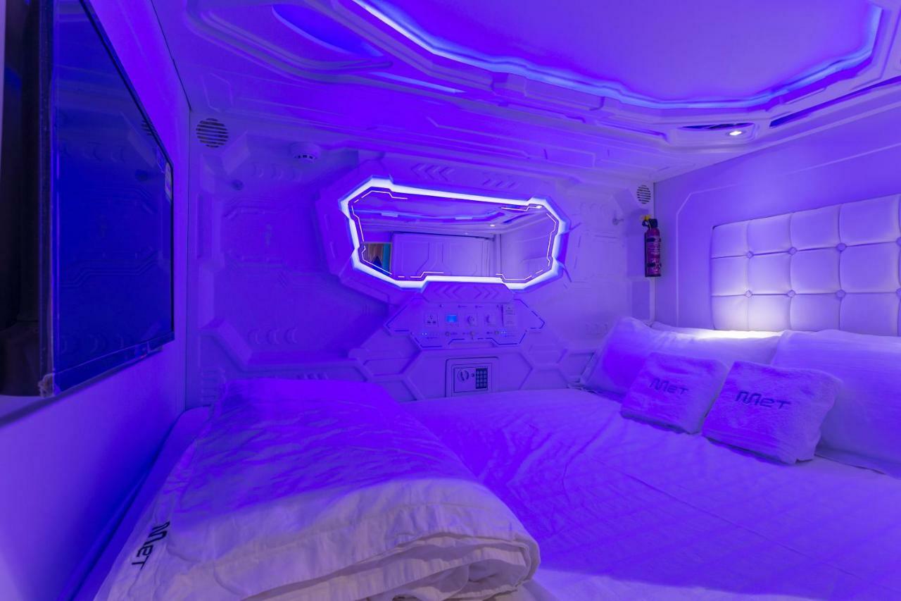Met A Space Pod At Arab Street Singapore Buitenkant foto