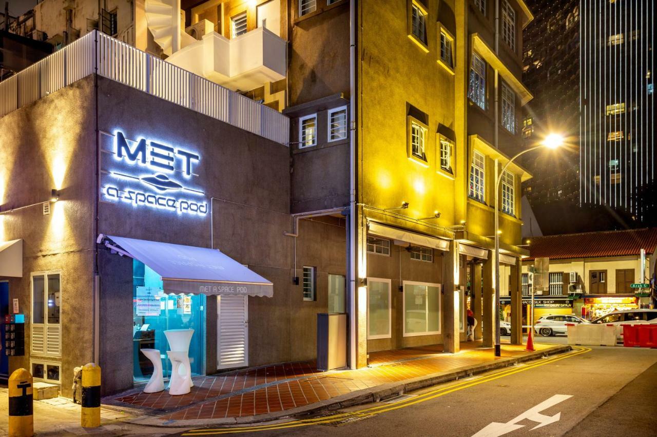 Met A Space Pod At Arab Street Singapore Buitenkant foto