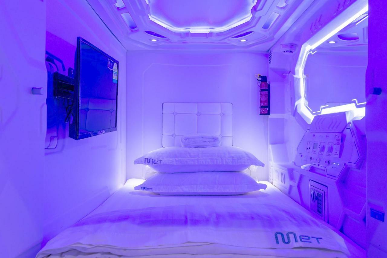 Met A Space Pod At Arab Street Singapore Buitenkant foto