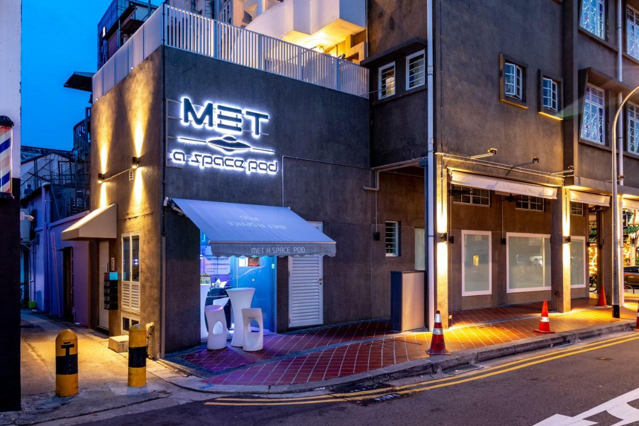 Met A Space Pod At Arab Street Singapore Buitenkant foto