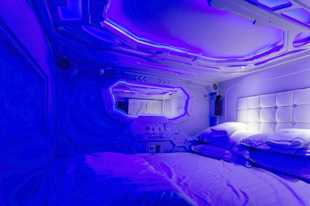 Met A Space Pod At Arab Street Singapore Buitenkant foto
