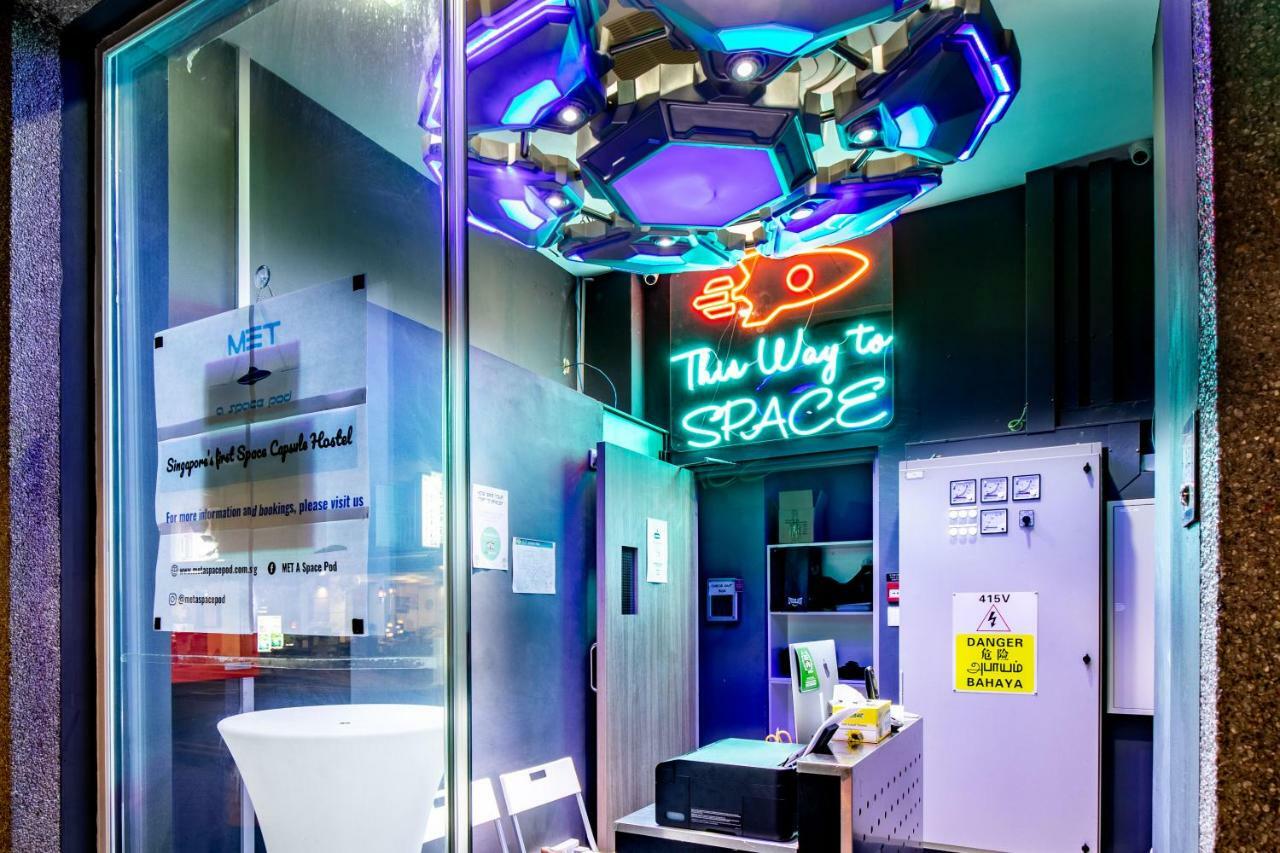 Met A Space Pod At Arab Street Singapore Buitenkant foto